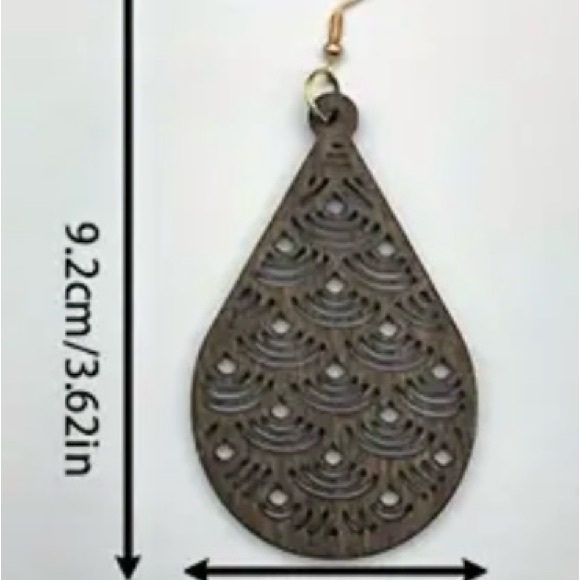 Beautiful carved wooden earrings - Picture 3 of 3